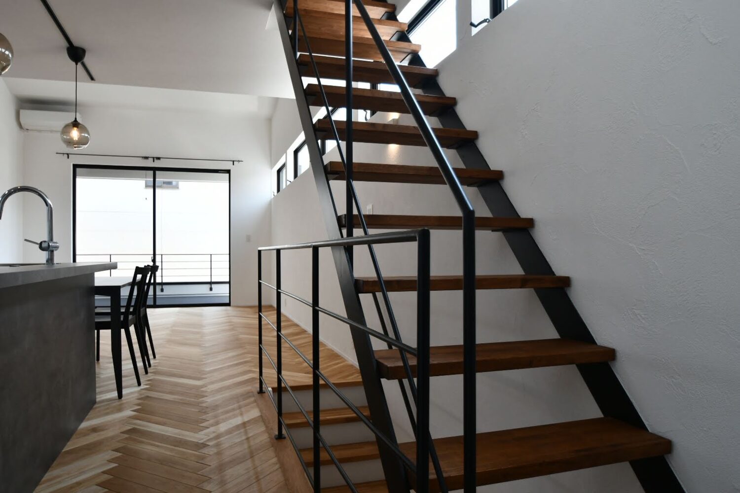 ヘリンボーンの床とアイアンのスケルトン階段が
かっこいいお家
