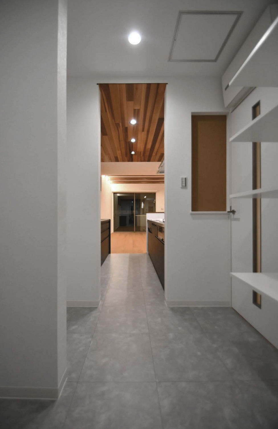 天井のアカシアの木がアクセント
自然素材をふんだんに使ったシンプルなお家